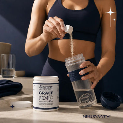 Sportliche Frau gibt Minerva-Vita GRACE Premium Kollagen Pulver mit einem Messlöffel in einen mit Wasser gefüllten Shaker.
