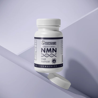 Produktfoto von NMN Kapseln vor einem violetten Hintergrund