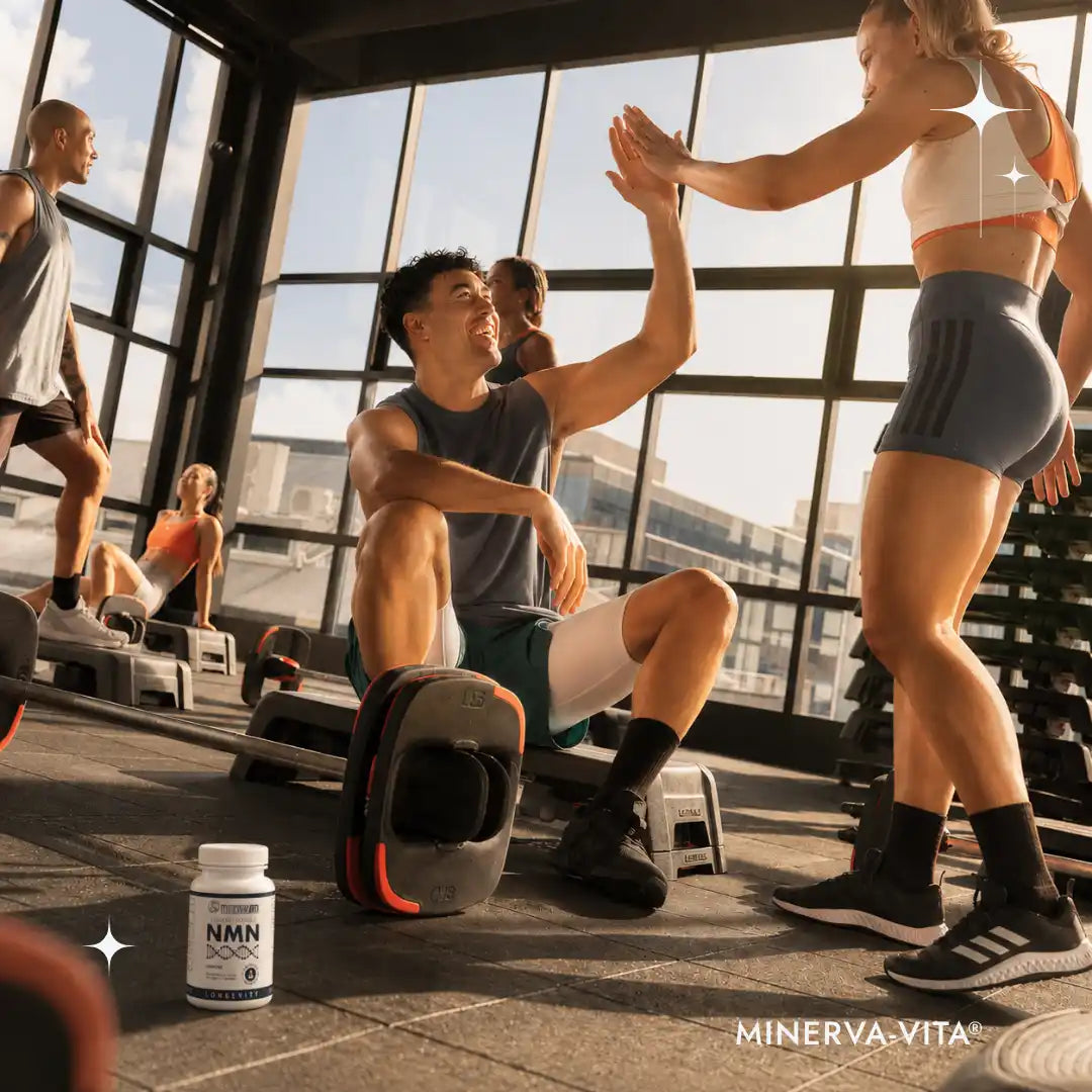 Sportliche Personen beim Training im Fitnessstudio mit Minerva-Vita Uthever® NMN Kapseln aus dem NMN 3er-Set.