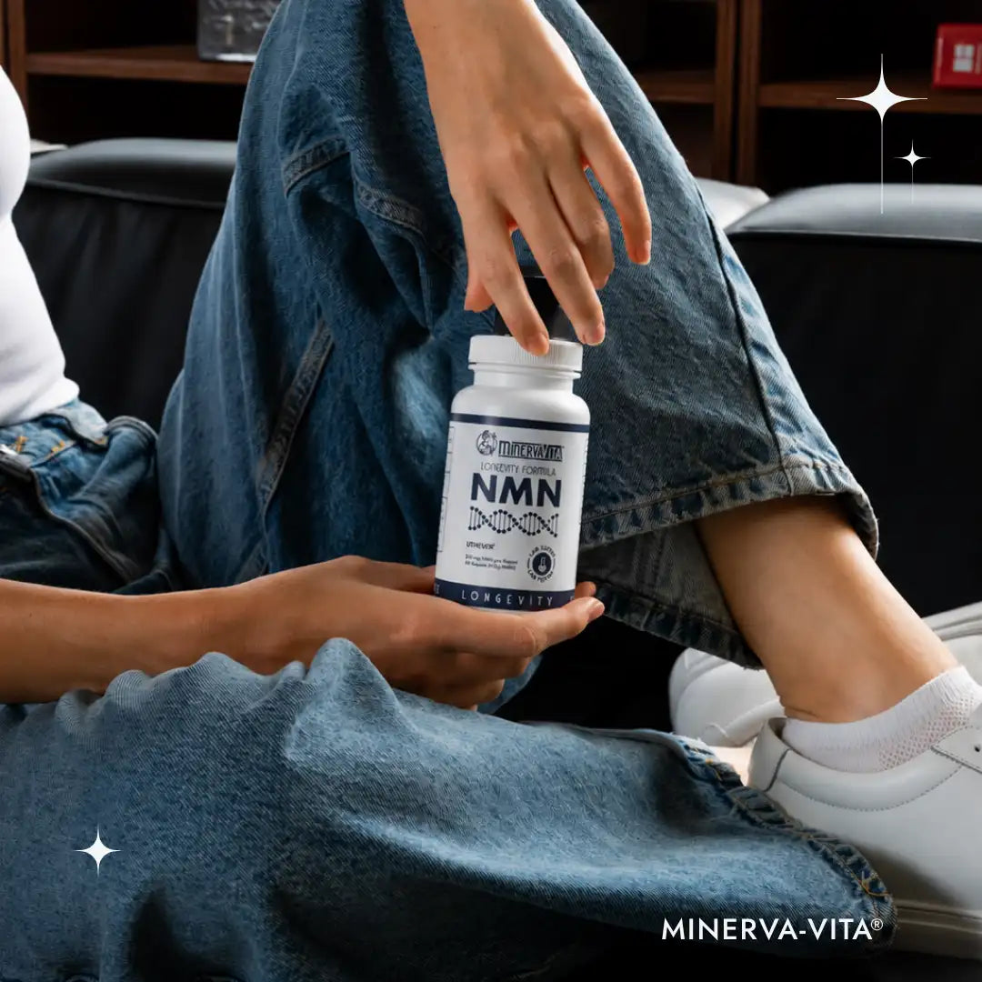 Sitzende Person hält eine Dose Minerva-Vita Uthever® NMN Kapseln in der Hand.