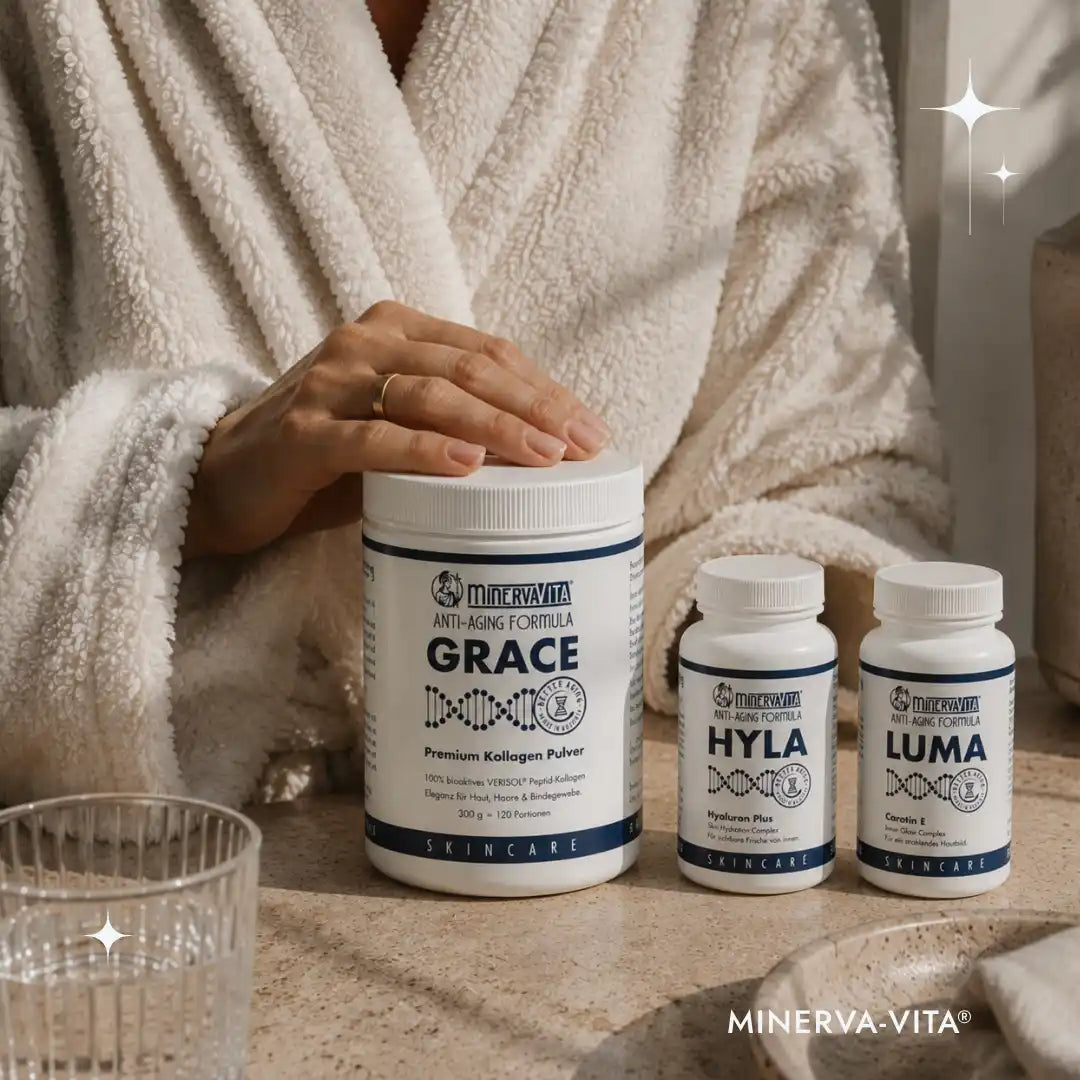 Minerva-Vita Skingevity-Trio mit GRACE Kollagen, HYLA Hyaluron und LUMA Carotin E neben einer Person im Bademantel.