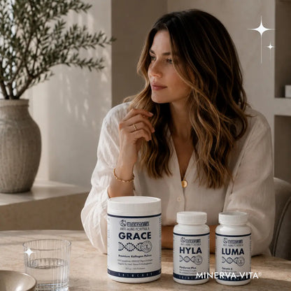 Frau sitzt neben dem Minerva-Vita Skingevity-Trio aus GRACE Kollagen, HYLA Hyaluron und LUMA Carotin E.