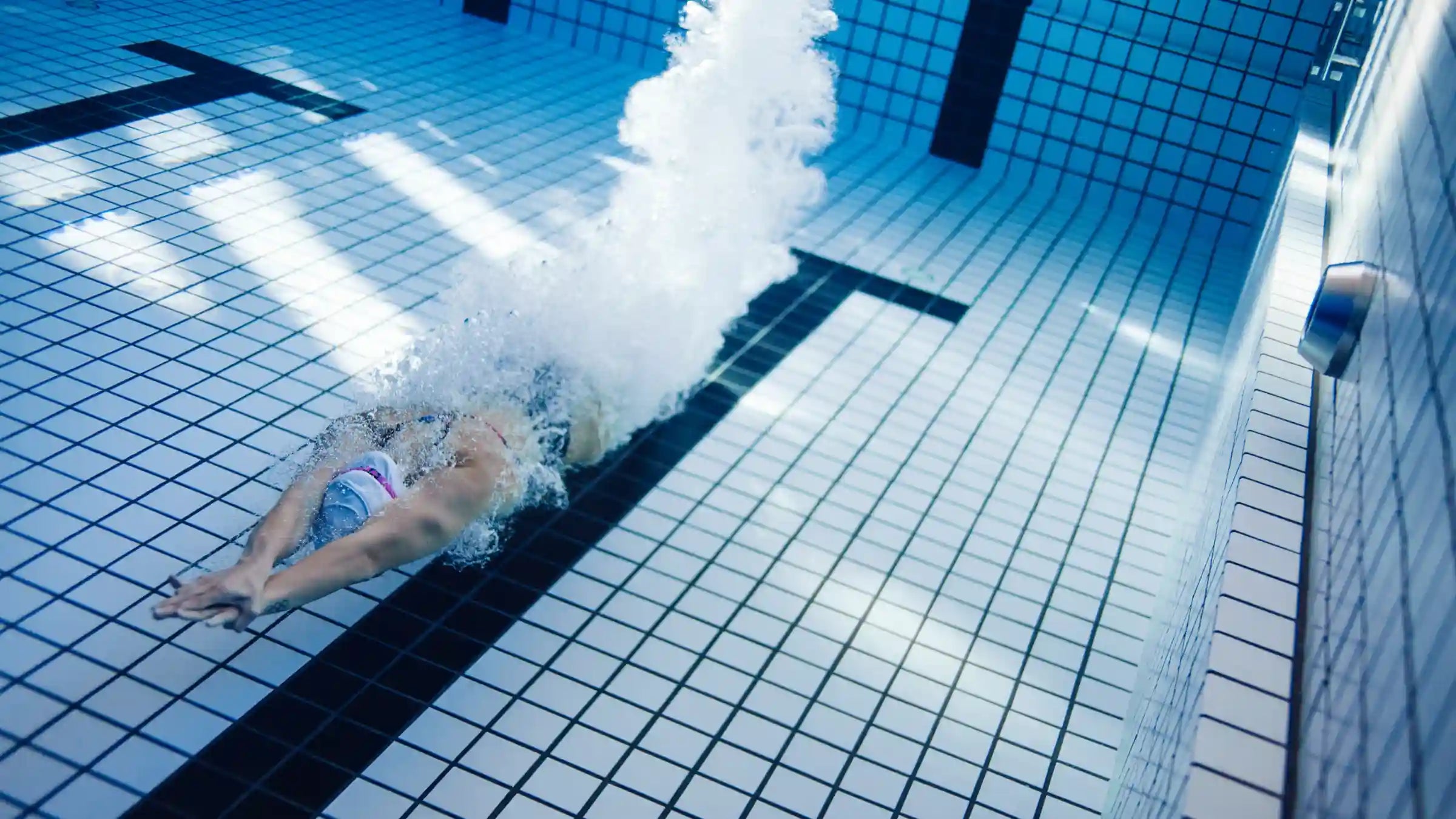 Schwimmende Athletin unter Wasser