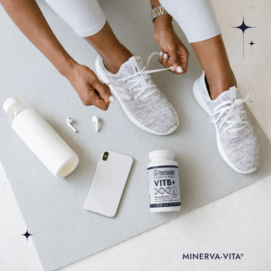 Person bindet Sportschuhe neben Minerva-Vita VITB+ Vitamin-B-Komplex, Trinkflasche, Smartphone und Kopfhörern.