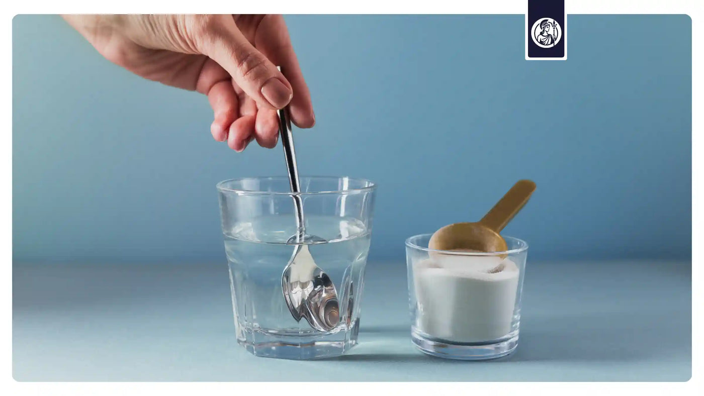 Kollagenpulver wird im Wasserglas aufgelöst