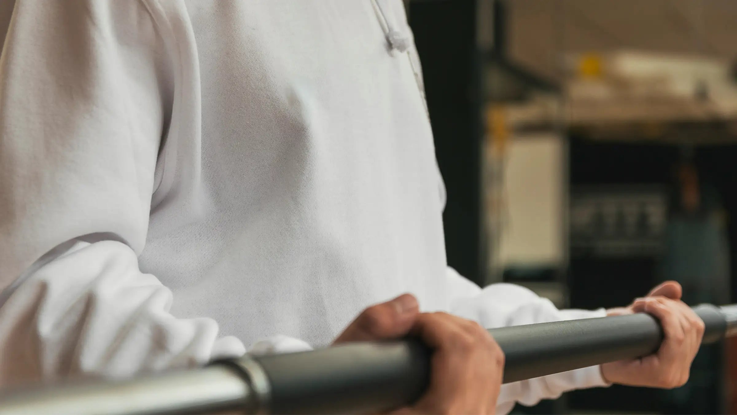 Person hält Langhantel im Gym