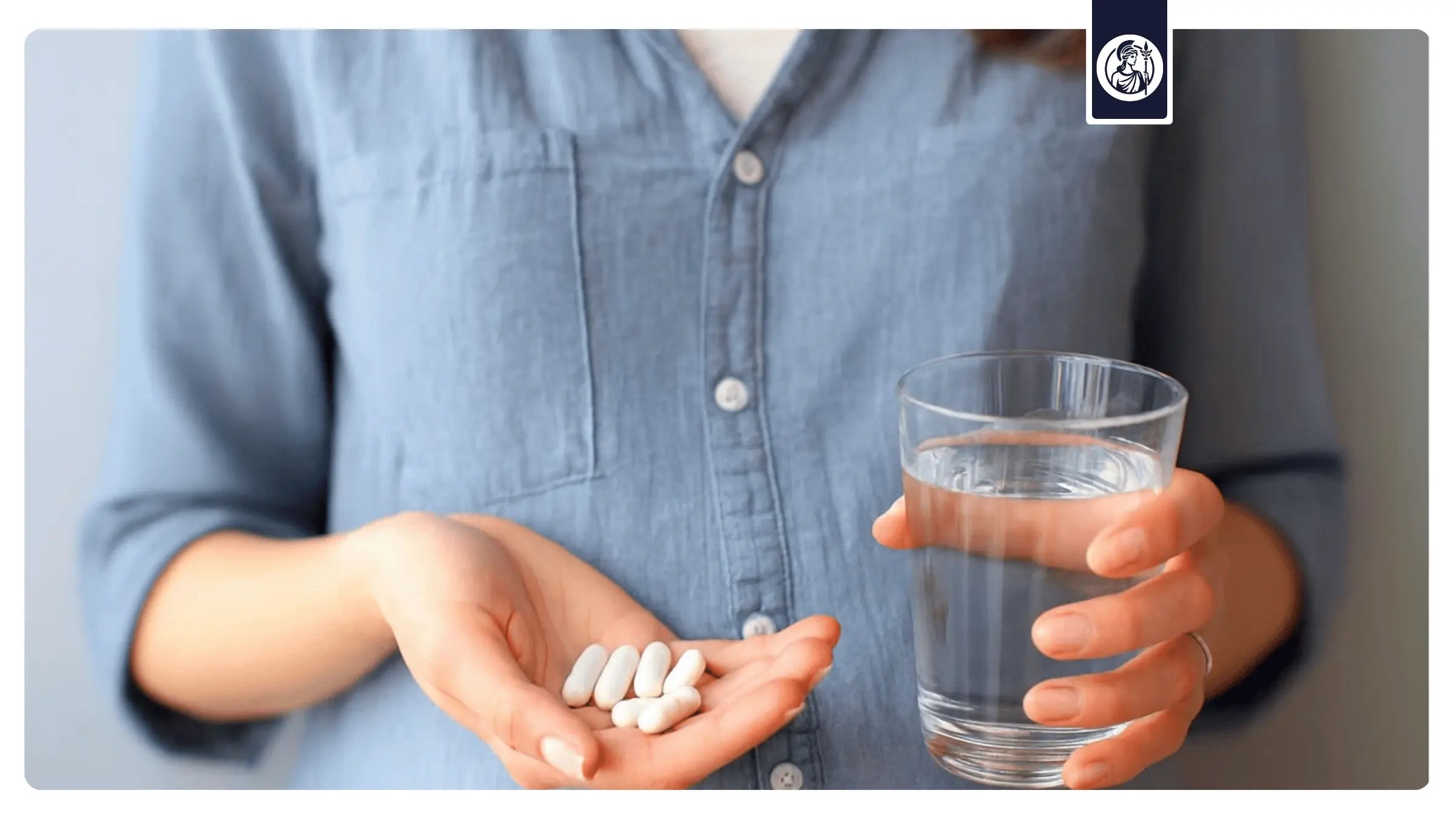 Nahaufnahme von Händen, die NMN-Kapseln halten, als visuelle Darstellung des Vergleichs zwischen NMN-Supplementierung und NAD-Infusionen im Longevity-Kontext.