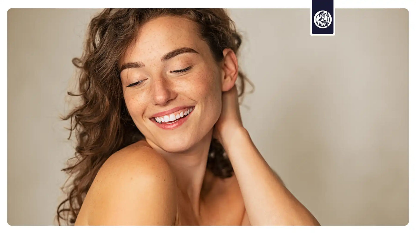 Junge Frau mit Lächeln im Gesicht