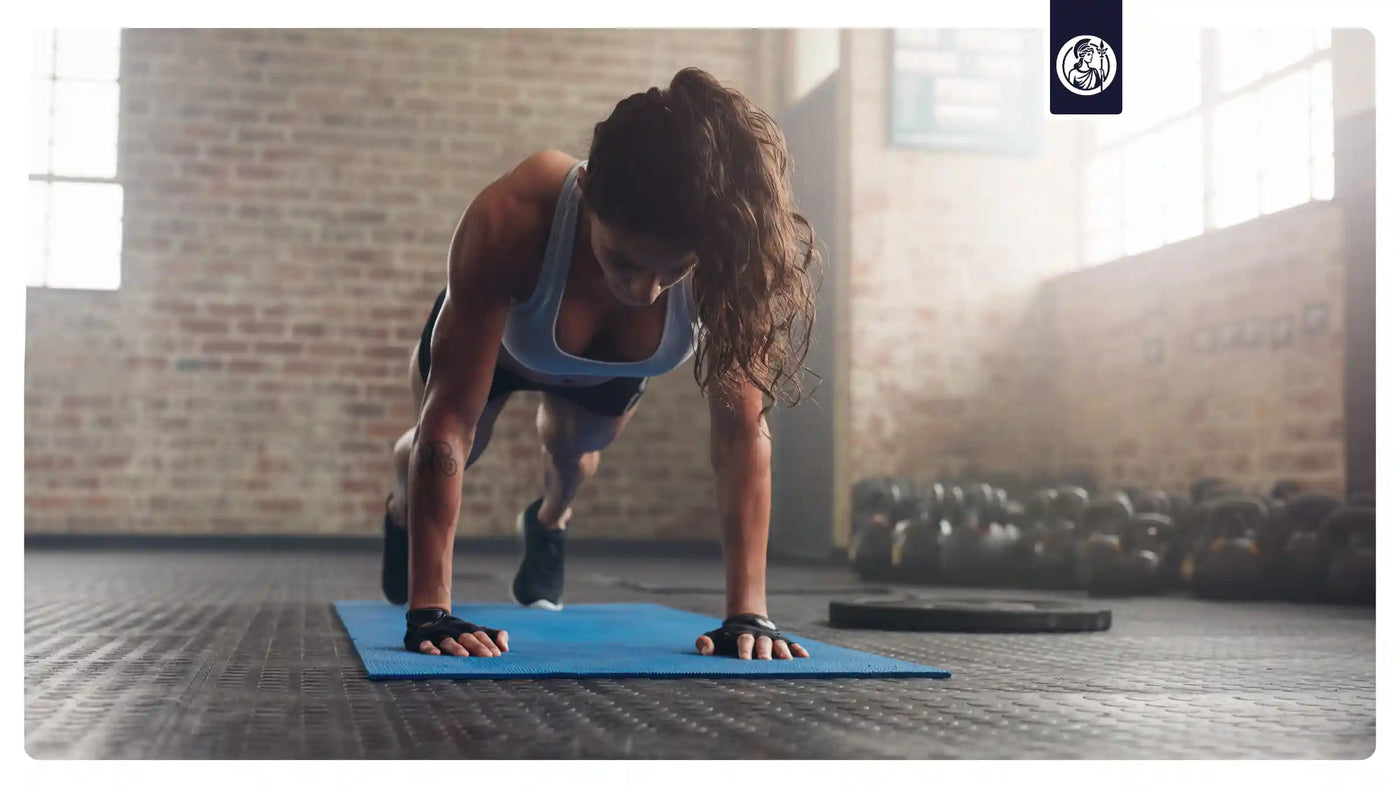 Frau beim Training in Plank-Position – Symbol für Energie, Regeneration und Leistungsfähigkeit durch Longevity- und Better-Aging-Supplements von Minerva-Vita.